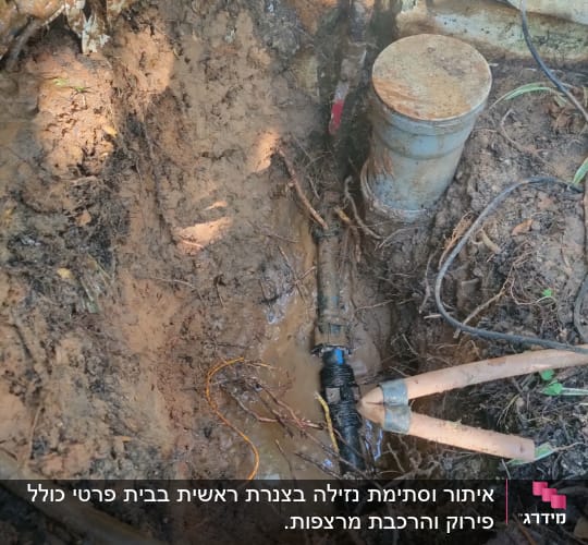 צינור מים שבור באדמה עם כלי עבודה